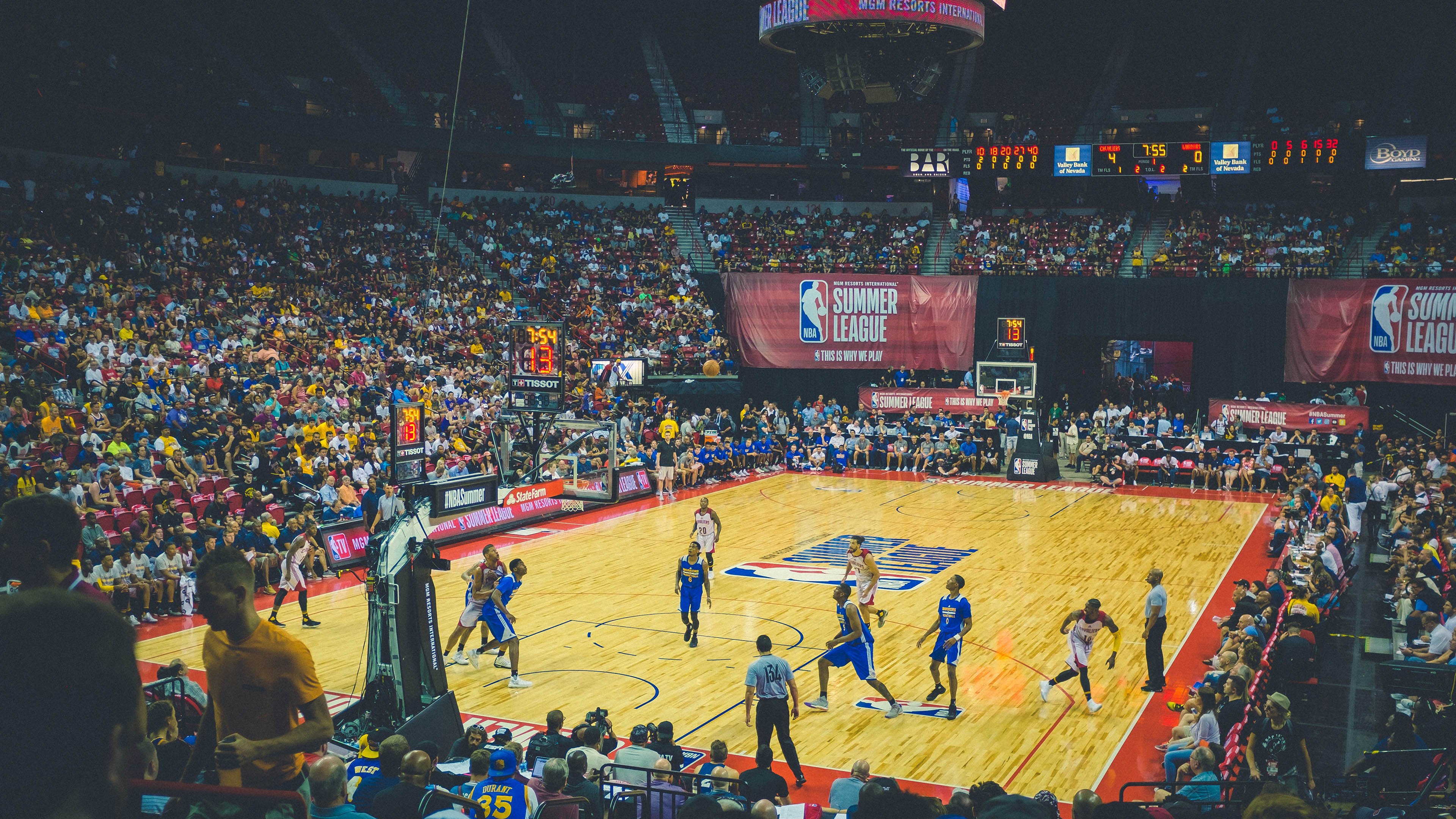 詹姆斯出席球鞋发布活动引关注，詹姆斯官宣